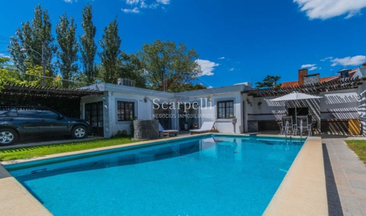 Casa ID.41560 - Chalét Clásico Padrón Único todo en 1 planta con fondo y Piscina prox. Alberdi , Tienda Inglesa  y Portones Shopping.-