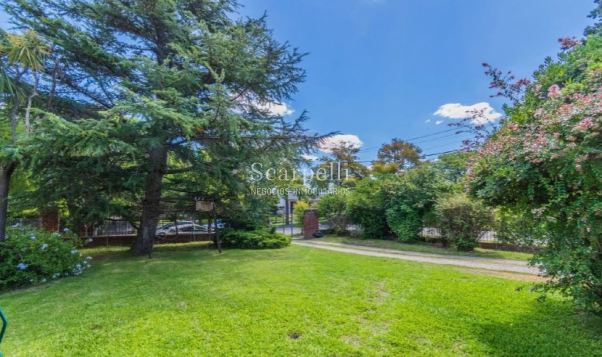 Casa ID.41560 - Chalét Clásico Padrón Único todo en 1 planta con fondo y Piscina prox. Alberdi , Tienda Inglesa  y Portones Shopping.-