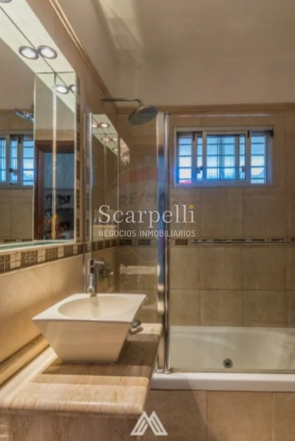 Casa ID.41560 - Chalét Clásico Padrón Único todo en 1 planta con fondo y Piscina prox. Alberdi , Tienda Inglesa  y Portones Shopping.-