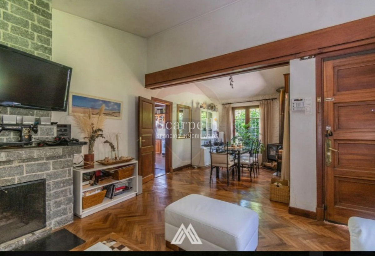 Casa ID.41560 - Chalét Clásico Padrón Único todo en 1 planta con fondo y Piscina prox. Alberdi , Tienda Inglesa  y Portones Shopping.-