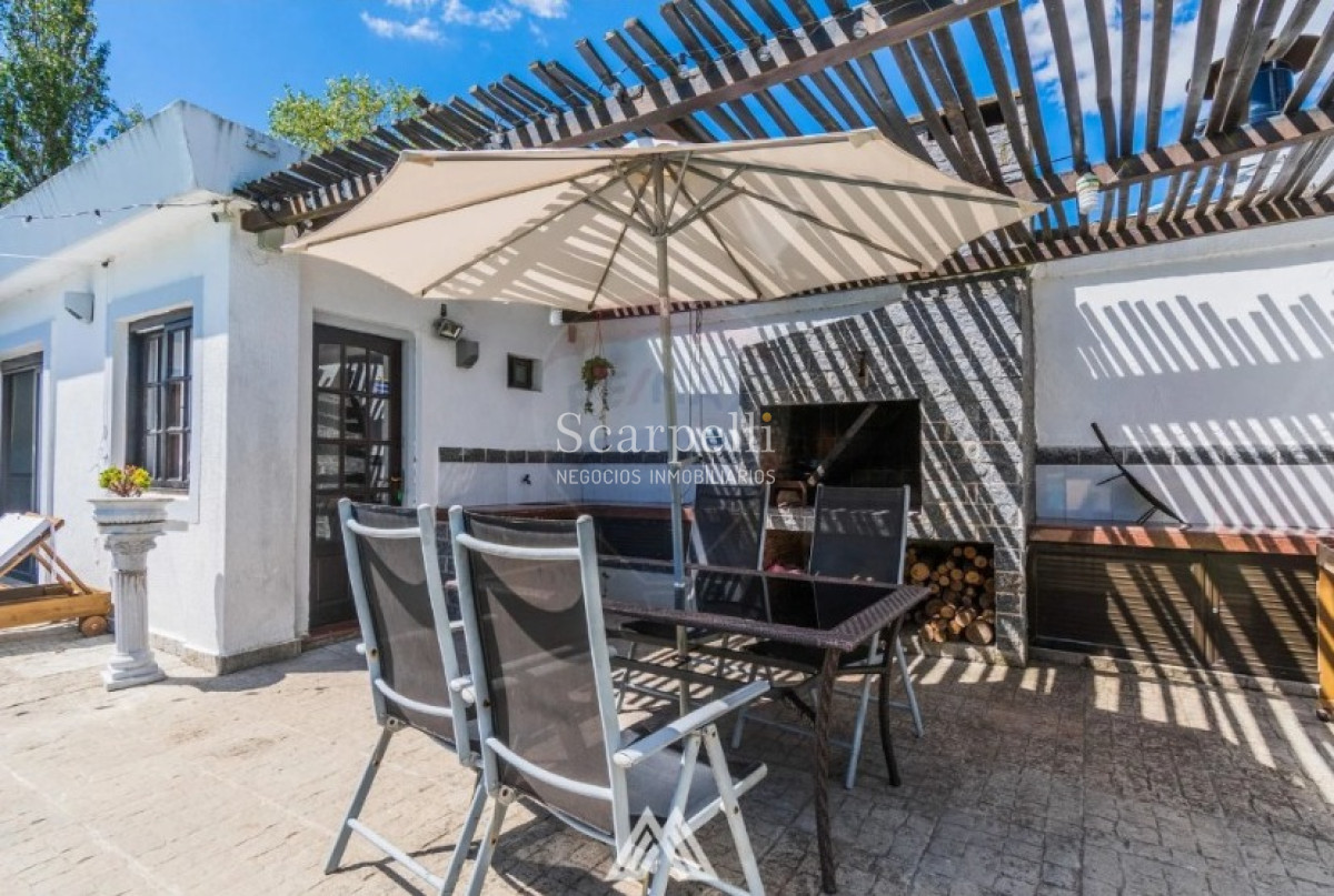 Casa ID.41560 - Chalét Clásico Padrón Único todo en 1 planta con fondo y Piscina prox. Alberdi , Tienda Inglesa  y Portones Shopping.-