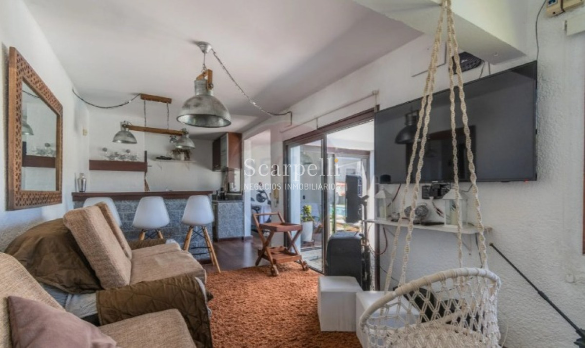 Casa ID.41560 - Chalét Clásico Padrón Único todo en 1 planta con fondo y Piscina prox. Alberdi , Tienda Inglesa  y Portones Shopping.-