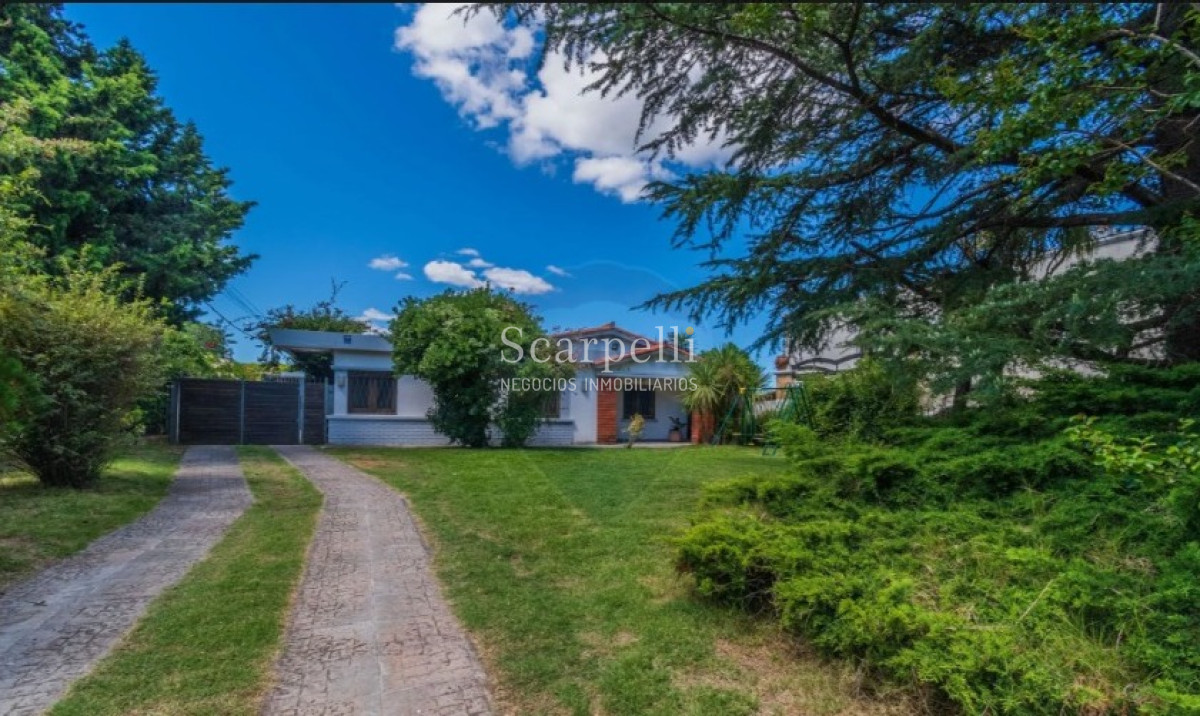 Casa ID.41560 - Chalét Clásico Padrón Único todo en 1 planta con fondo y Piscina prox. Alberdi , Tienda Inglesa  y Portones Shopping.-