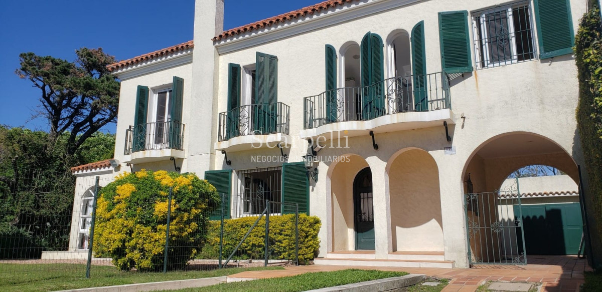 Casa ID.41889 - Gran Residencia de estilo muy próximo de la Rambla con finas terminaciones y estupenda carpintería antigua original