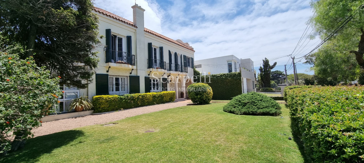 Casa ID.41889 - Gran Residencia de estilo muy próximo de la Rambla con finas terminaciones y estupenda carpintería antigua original