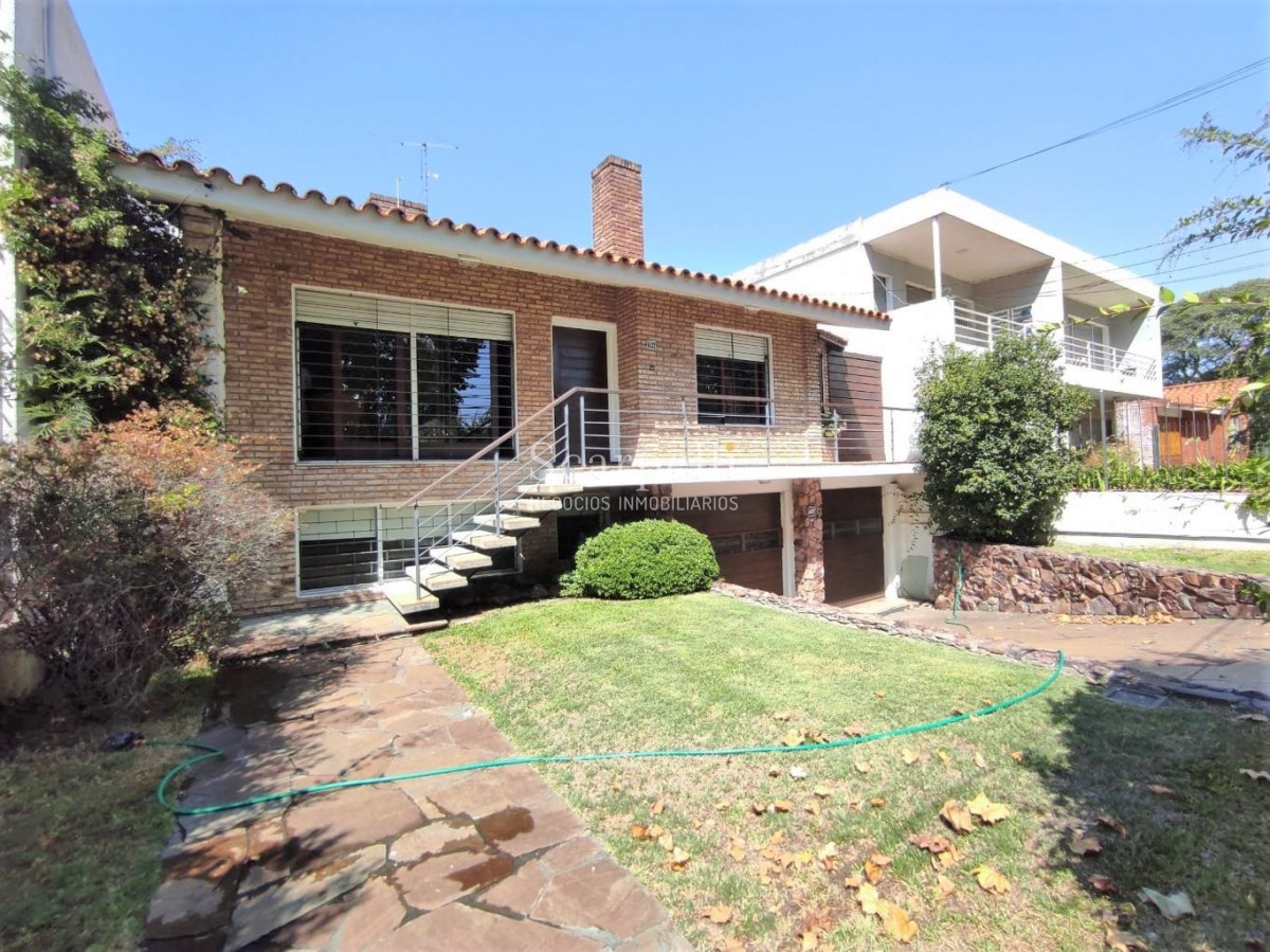 Casa ID.42492 - Padrón Único Av. Rivera prox. San Marino Sólido Chalet de Tejas Coloniales y Ladrillo visto 2 plantas