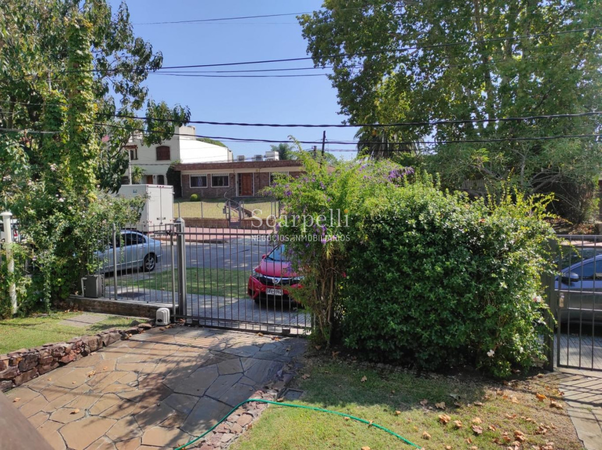 Casa ID.42492 - Padrón Único Av. Rivera prox. San Marino Sólido Chalet de Tejas Coloniales y Ladrillo visto 2 plantas