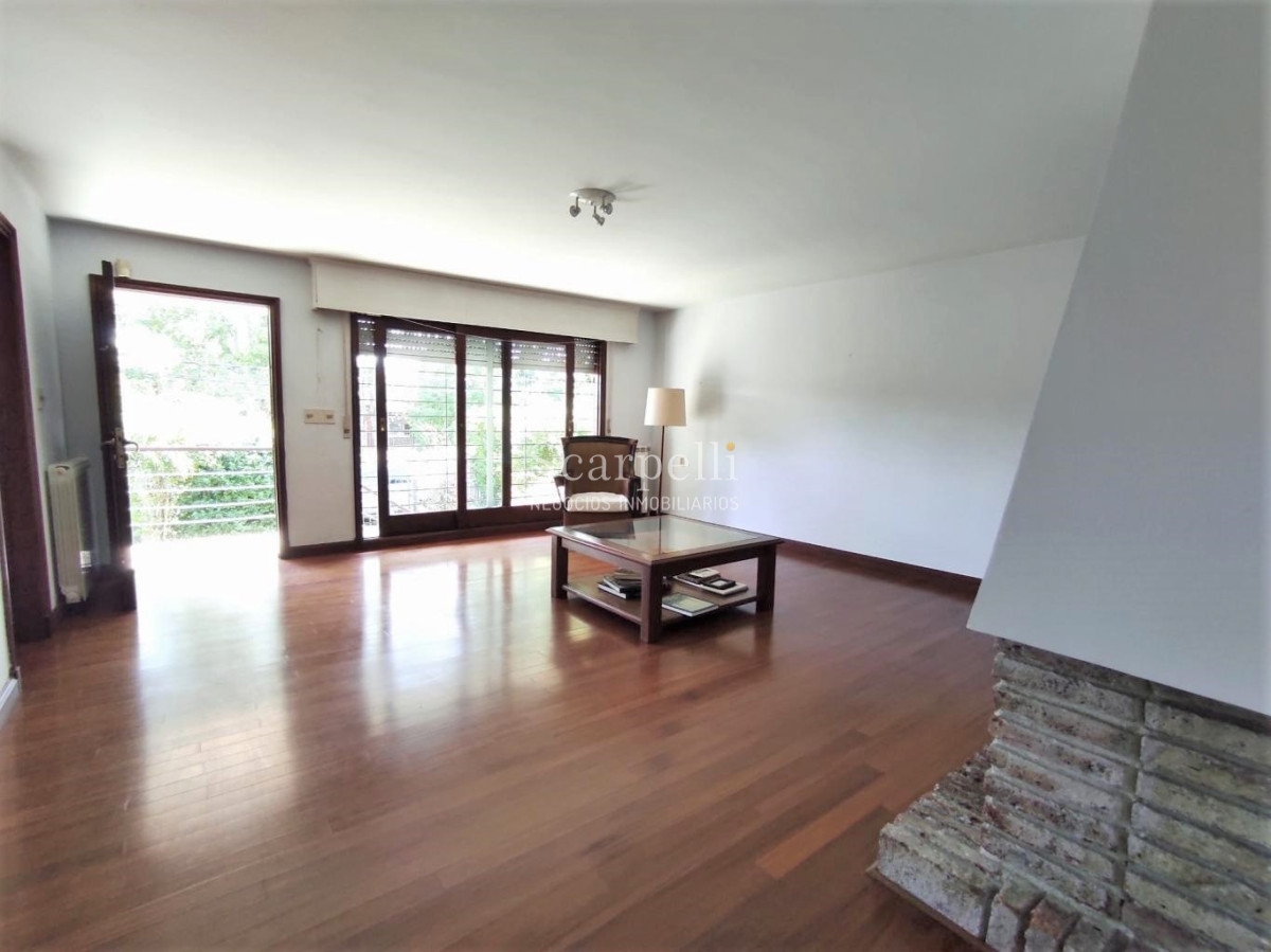 Casa ID.42492 - Padrón Único Av. Rivera prox. San Marino Sólido Chalet de Tejas Coloniales y Ladrillo visto 2 plantas