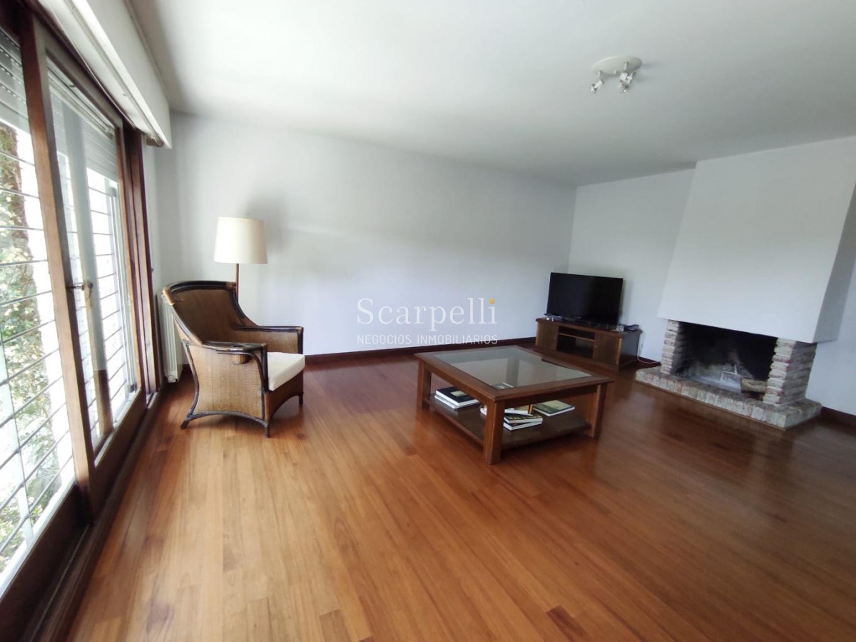 Casa ID.42492 - Padrón Único Av. Rivera prox. San Marino Sólido Chalet de Tejas Coloniales y Ladrillo visto 2 plantas