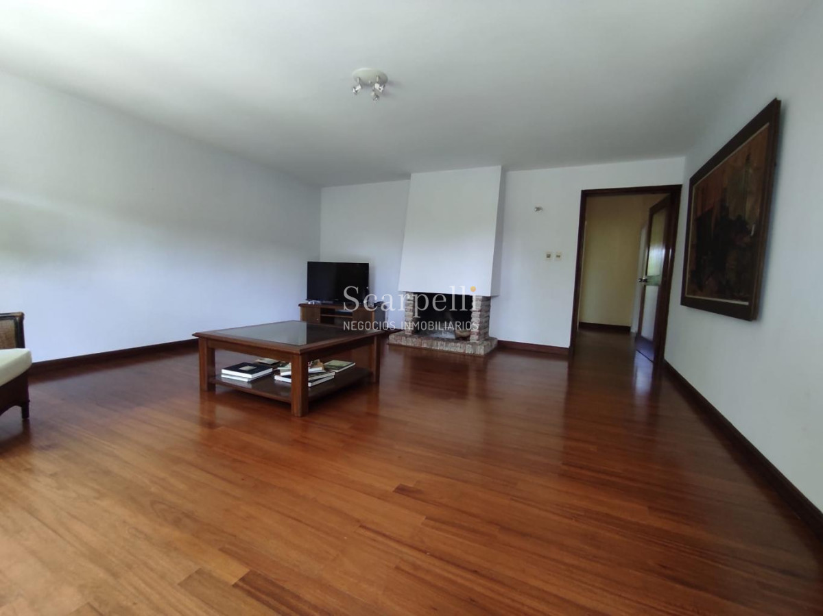 Casa ID.42492 - Padrón Único Av. Rivera prox. San Marino Sólido Chalet de Tejas Coloniales y Ladrillo visto 2 plantas
