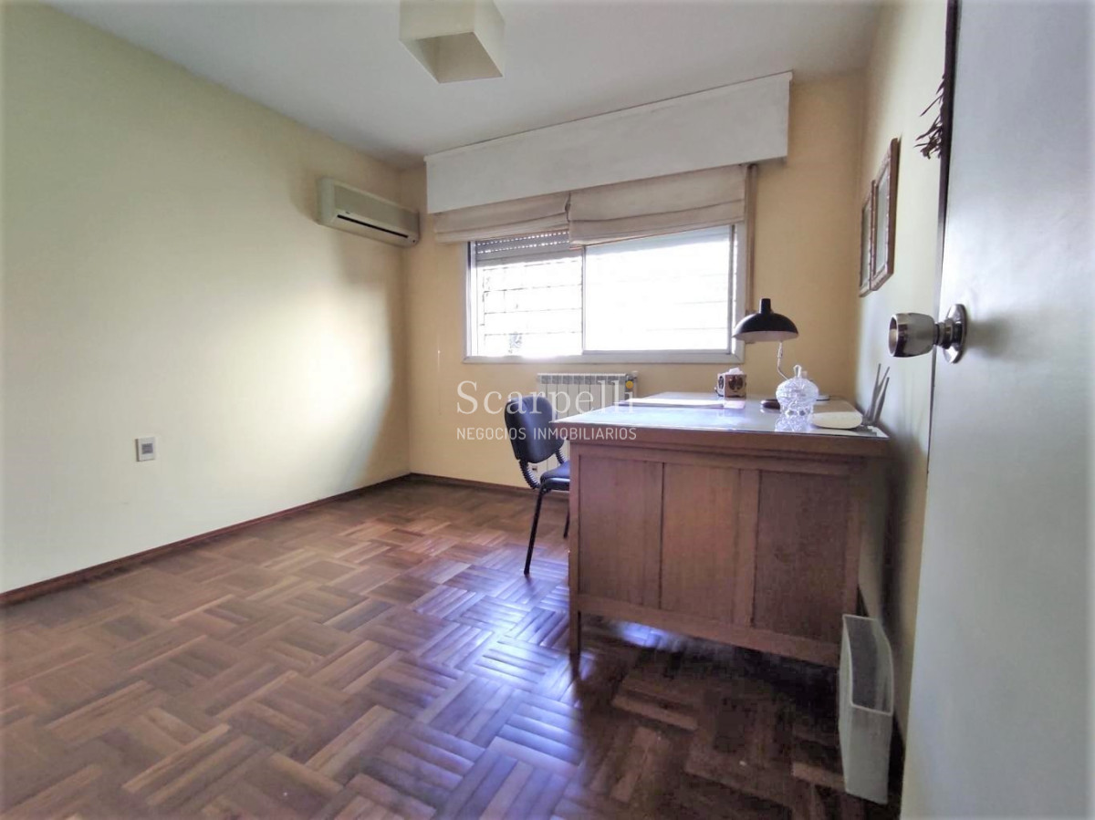 Casa ID.42492 - Padrón Único Av. Rivera prox. San Marino Sólido Chalet de Tejas Coloniales y Ladrillo visto 2 plantas