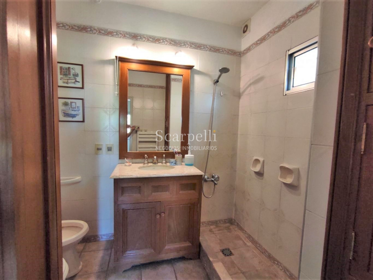 Casa ID.42492 - Padrón Único Av. Rivera prox. San Marino Sólido Chalet de Tejas Coloniales y Ladrillo visto 2 plantas