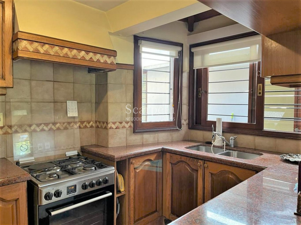 Casa ID.42492 - Padrón Único Av. Rivera prox. San Marino Sólido Chalet de Tejas Coloniales y Ladrillo visto 2 plantas
