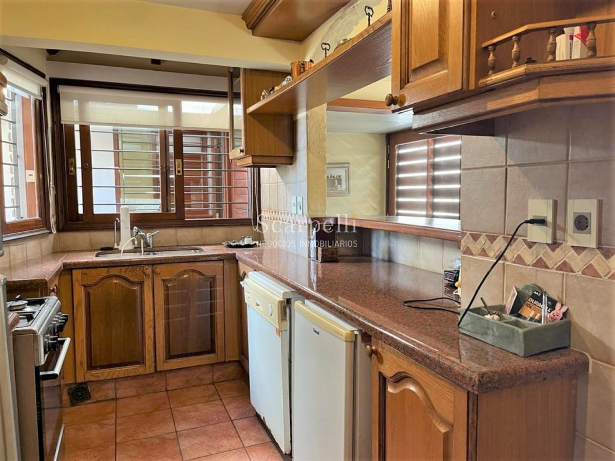 Casa ID.42492 - Padrón Único Av. Rivera prox. San Marino Sólido Chalet de Tejas Coloniales y Ladrillo visto 2 plantas