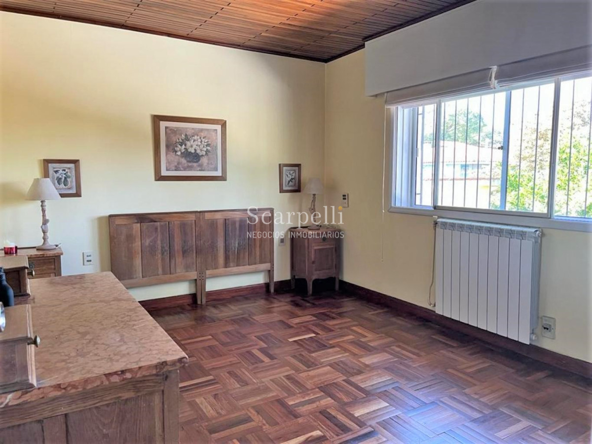 Casa ID.42492 - Padrón Único Av. Rivera prox. San Marino Sólido Chalet de Tejas Coloniales y Ladrillo visto 2 plantas