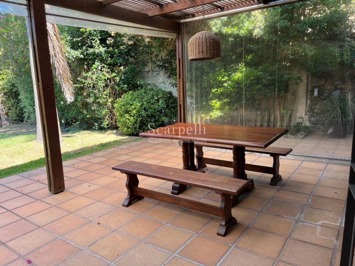 Casa ID.42492 - Padrón Único Av. Rivera prox. San Marino Sólido Chalet de Tejas Coloniales y Ladrillo visto 2 plantas