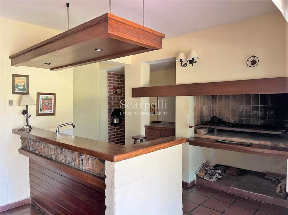 Casa ID.42492 - Padrón Único Av. Rivera prox. San Marino Sólido Chalet de Tejas Coloniales y Ladrillo visto 2 plantas