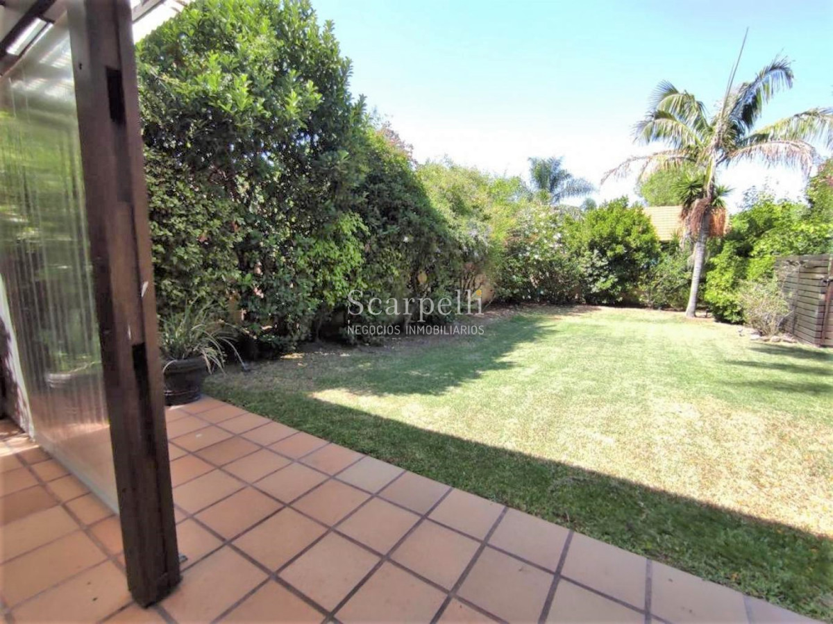 Casa ID.42492 - Padrón Único Av. Rivera prox. San Marino Sólido Chalet de Tejas Coloniales y Ladrillo visto 2 plantas