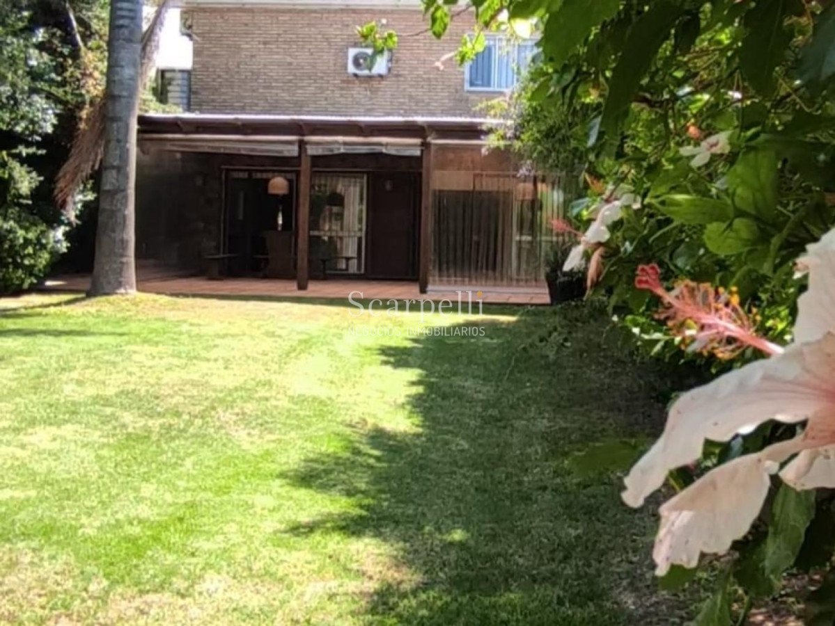 Casa ID.42492 - Padrón Único Av. Rivera prox. San Marino Sólido Chalet de Tejas Coloniales y Ladrillo visto 2 plantas
