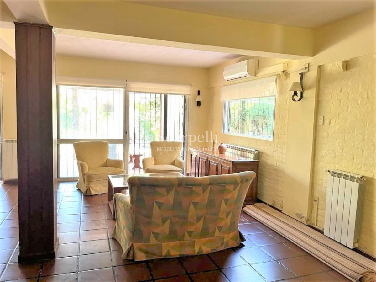 Casa ID.42492 - Padrón Único Av. Rivera prox. San Marino Sólido Chalet de Tejas Coloniales y Ladrillo visto 2 plantas