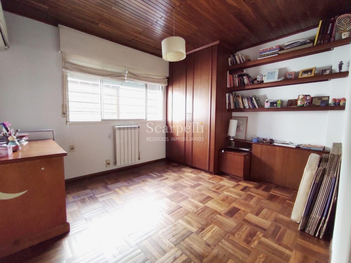 Casa ID.42492 - Padrón Único Av. Rivera prox. San Marino Sólido Chalet de Tejas Coloniales y Ladrillo visto 2 plantas
