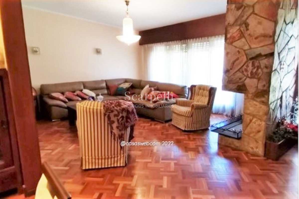 Casa ID.44701 - Carrasco Sur Chalet Clásico con Tejas Coloniales con muy buen fondo en Mones Roses y Cooper Próximo