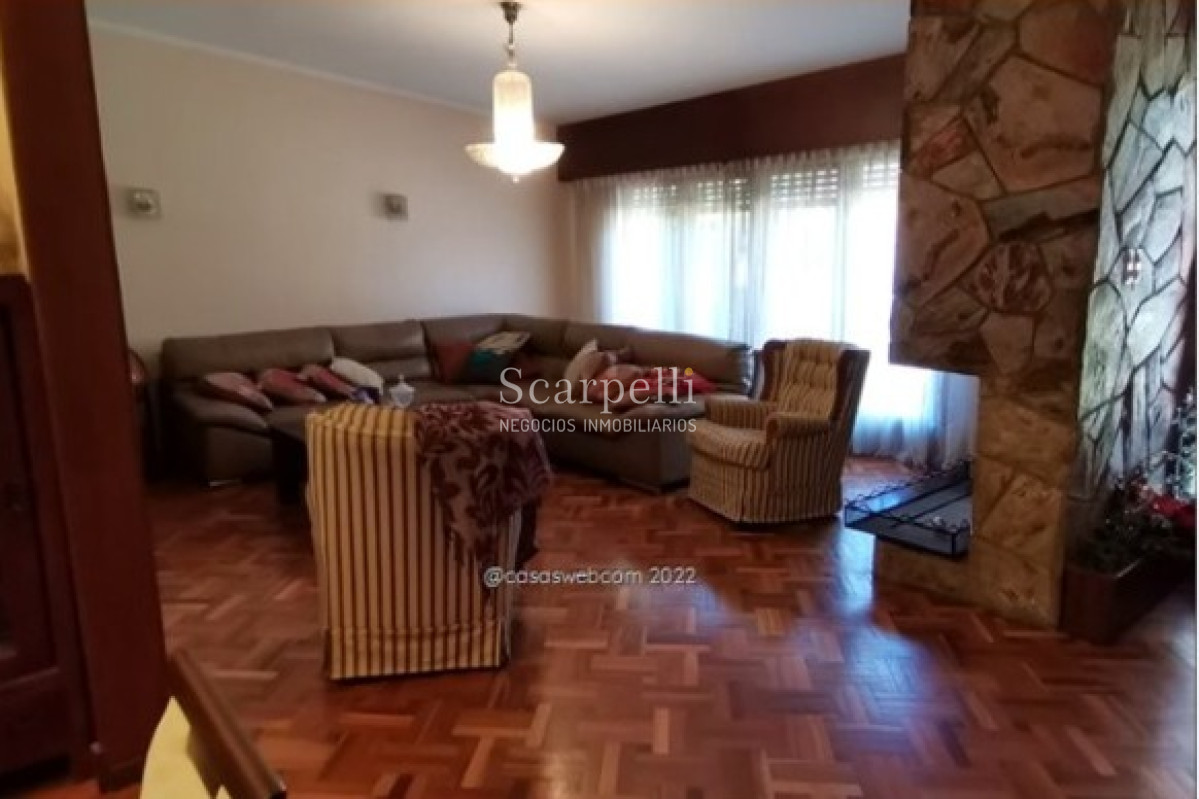 Casa ID.44701 - Carrasco Sur Chalet Clásico con Tejas Coloniales con muy buen fondo en Mones Roses y Cooper Próximo