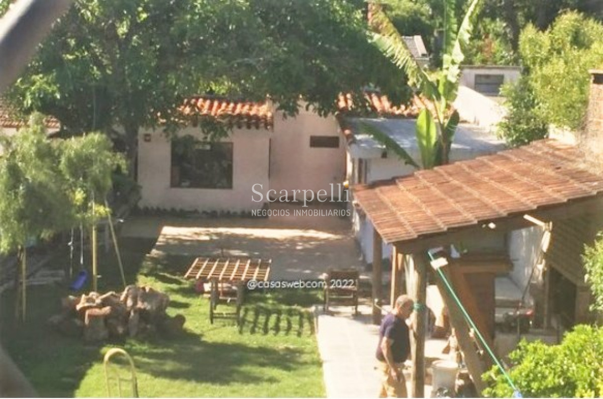 Casa ID.44701 - Carrasco Sur Chalet Clásico con Tejas Coloniales con muy buen fondo en Mones Roses y Cooper Próximo