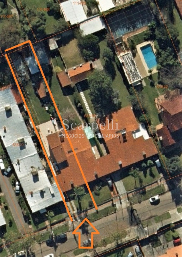Casa ID.44701 - Carrasco Sur Chalet Clásico con Tejas Coloniales con muy buen fondo en Mones Roses y Cooper Próximo