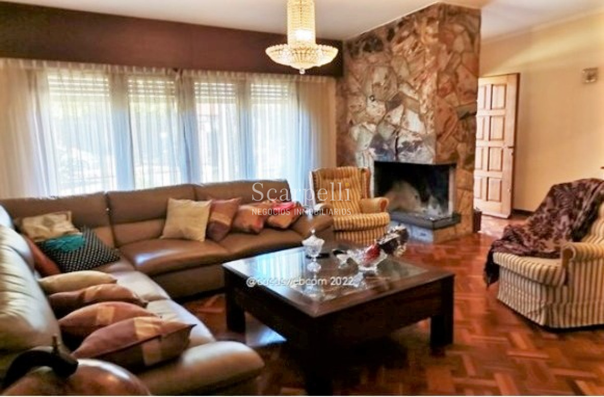 Casa ID.44701 - Carrasco Sur Chalet Clásico con Tejas Coloniales con muy buen fondo en Mones Roses y Cooper Próximo