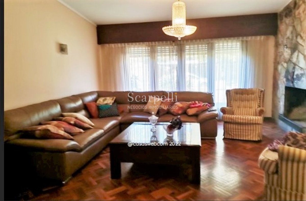 Casa ID.44701 - Carrasco Sur Chalet Clásico con Tejas Coloniales con muy buen fondo en Mones Roses y Cooper Próximo