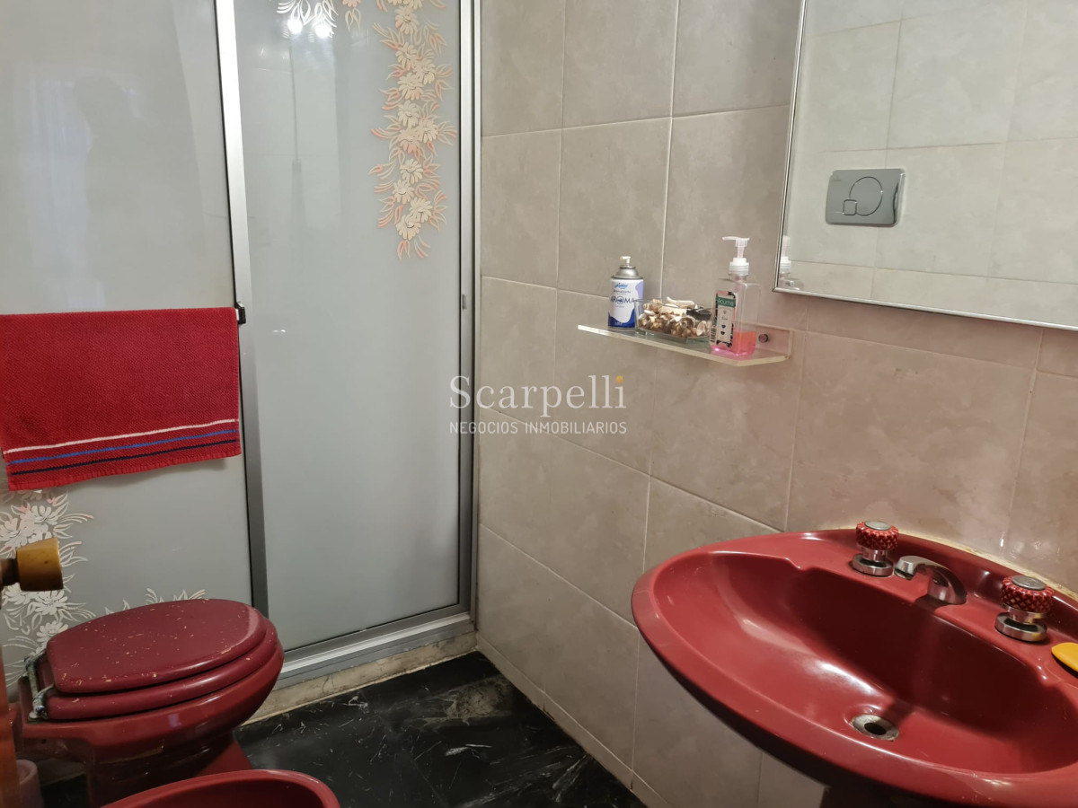 Casa ID.44743 - Venta Casa Carrasco Arocena Próximo Ideal Oficinas 6 dormitorios Gran Subsuelo ideal Depósito