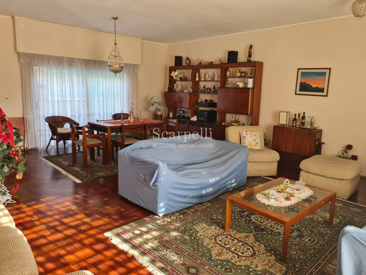 Casa ID.44743 - Venta Casa Carrasco Arocena Próximo Ideal Oficinas 6 dormitorios Gran Subsuelo ideal Depósito