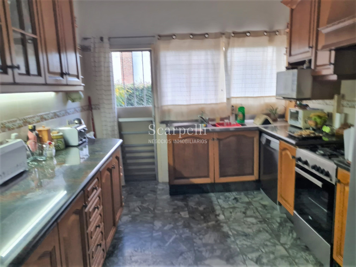 Casa ID.44743 - Venta Casa Carrasco Arocena Próximo Ideal Oficinas 6 dormitorios Gran Subsuelo ideal Depósito