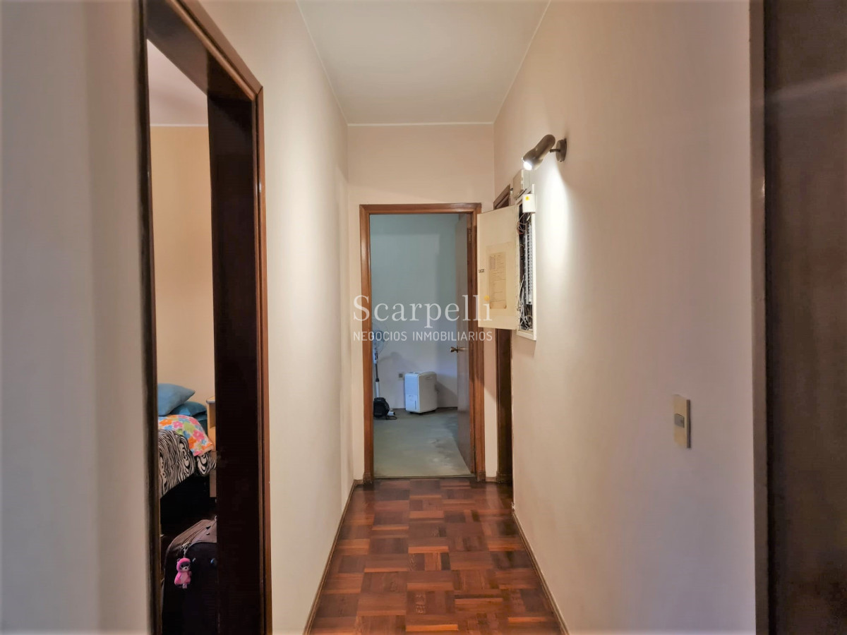 Casa ID.44743 - Venta Casa Carrasco Arocena Próximo Ideal Oficinas 6 dormitorios Gran Subsuelo ideal Depósito