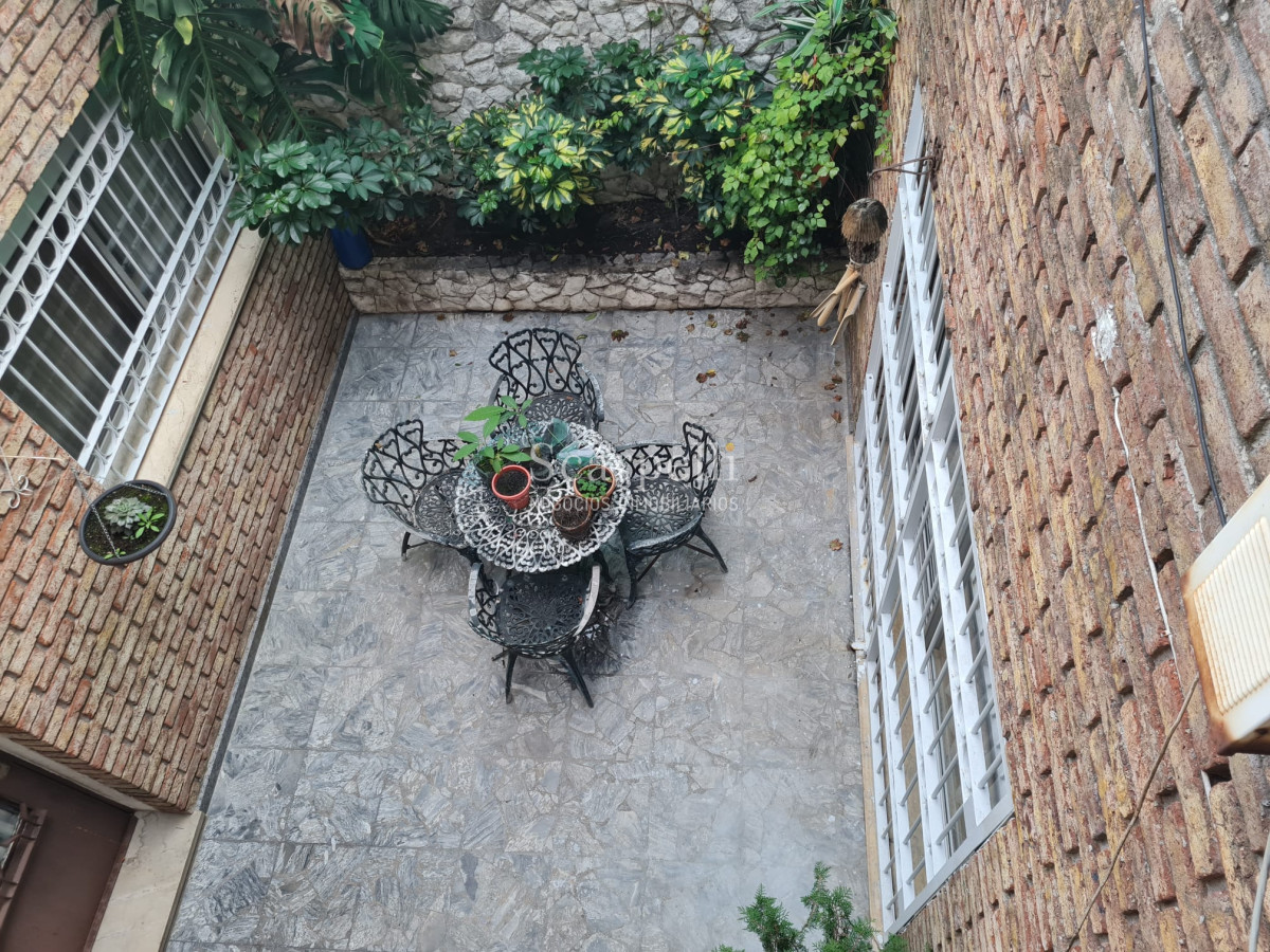 Casa ID.44743 - Venta Casa Carrasco Arocena Próximo Ideal Oficinas 6 dormitorios Gran Subsuelo ideal Depósito
