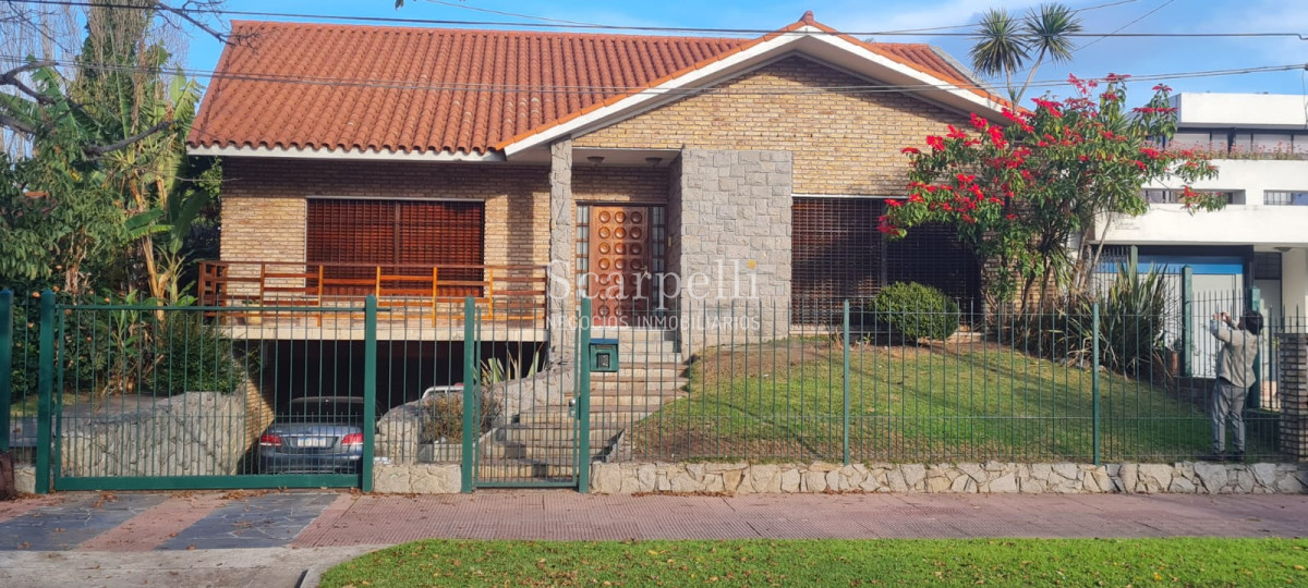 Casa ID.44743 - Venta Casa Carrasco Arocena Próximo Ideal Oficinas 6 dormitorios Gran Subsuelo ideal Depósito