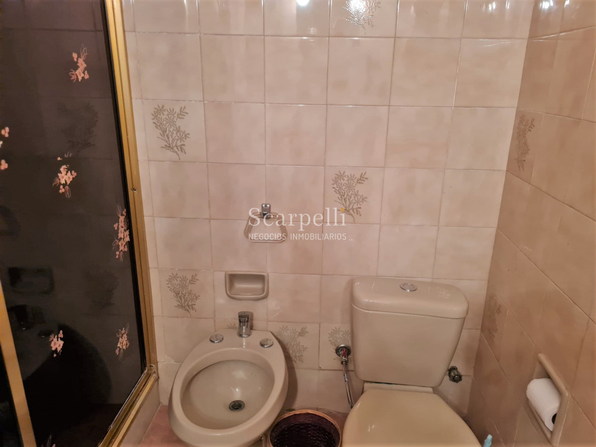 Casa ID.44743 - Venta Casa Carrasco Arocena Próximo Ideal Oficinas 6 dormitorios Gran Subsuelo ideal Depósito