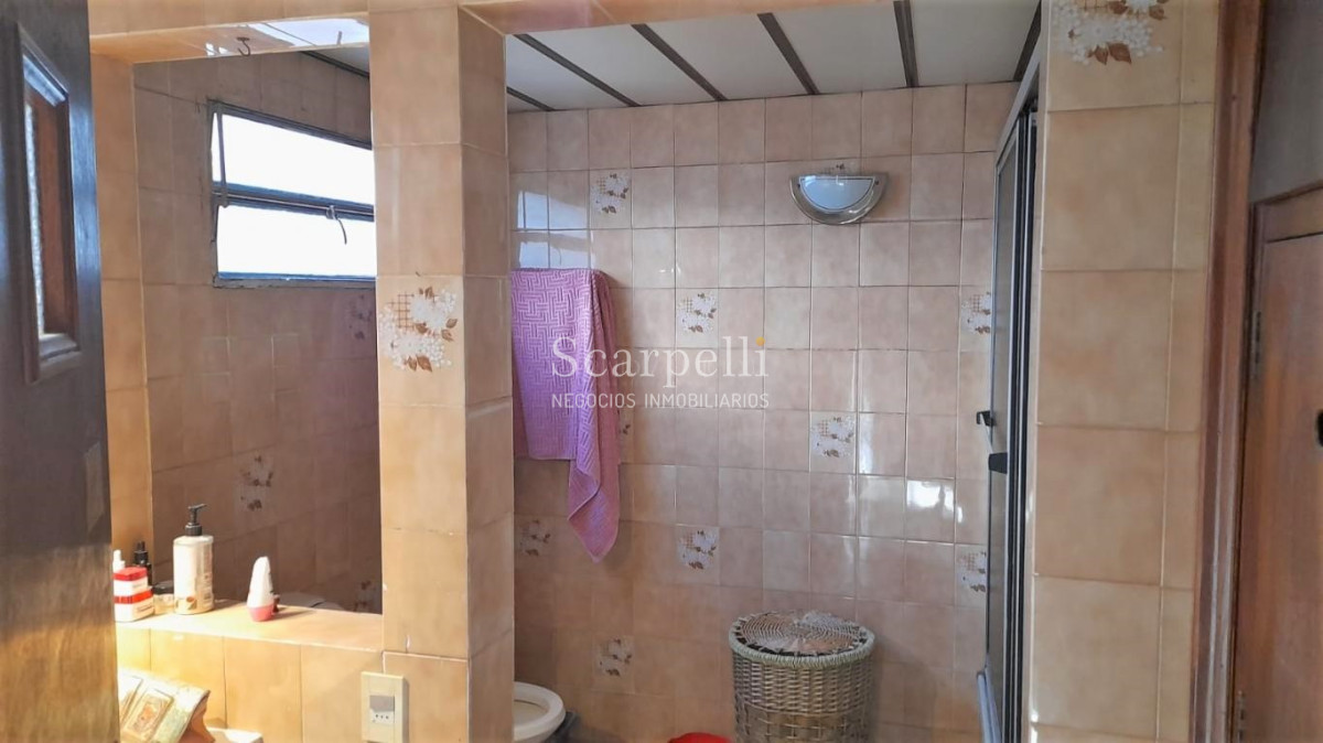 Casa ID.45146 - Buceo Venta Padrón Único Toda en 1 planta con buen fondo + Barbacoa con Baño + Apto independiente con baño y kitchenette.-