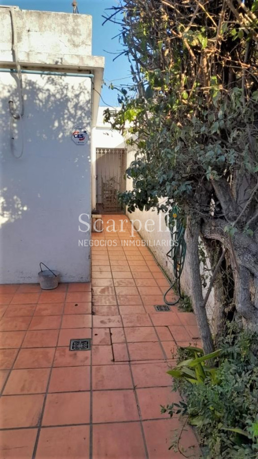 Casa ID.45146 - Buceo Venta Padrón Único Toda en 1 planta con buen fondo + Barbacoa con Baño + Apto independiente con baño y kitchenette.-