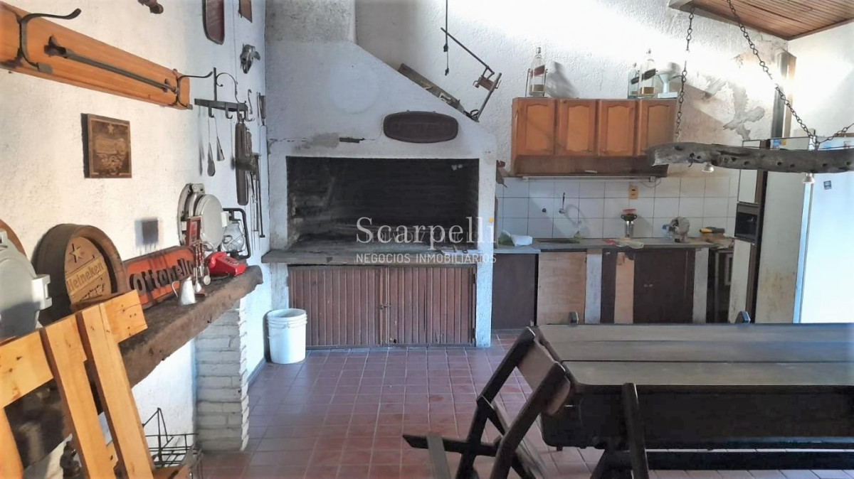 Casa ID.45146 - Buceo Venta Padrón Único Toda en 1 planta con buen fondo + Barbacoa con Baño + Apto independiente con baño y kitchenette.-