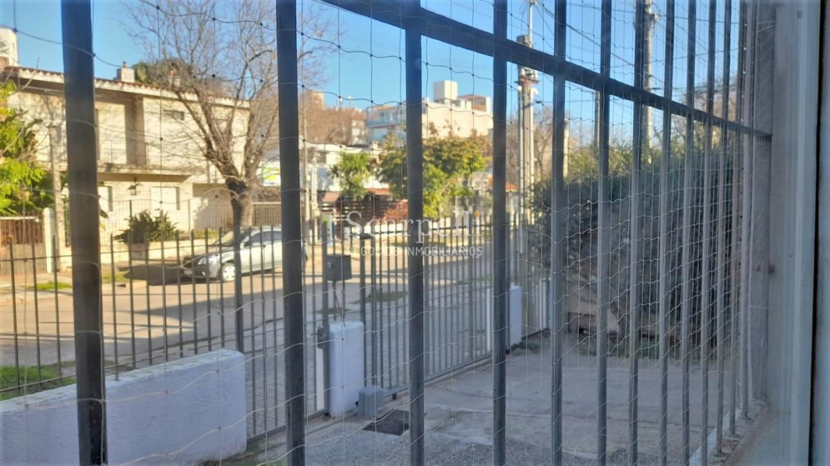 Casa ID.45146 - Buceo Venta Padrón Único Toda en 1 planta con buen fondo + Barbacoa con Baño + Apto independiente con baño y kitchenette.-