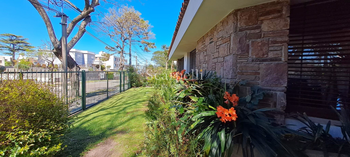 Casa ID.45280 - Punta Gorda Excelente Arquitectura con sello propio a mts. de la Rambla y muy próximo al Centro Comercial en apacible entorno