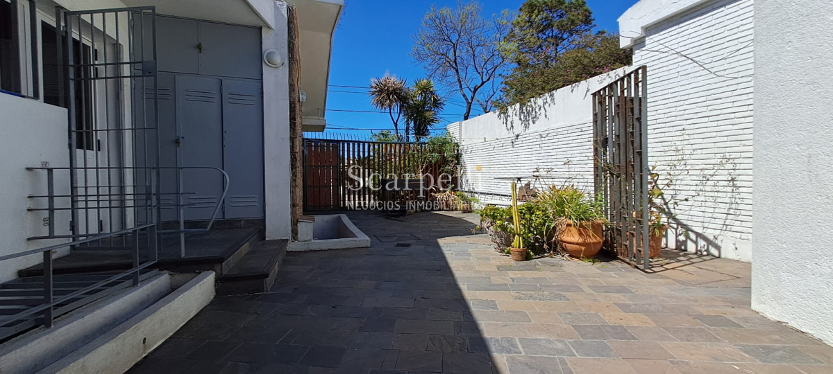 Casa ID.45280 - Punta Gorda Excelente Arquitectura con sello propio a mts. de la Rambla y muy próximo al Centro Comercial en apacible entorno