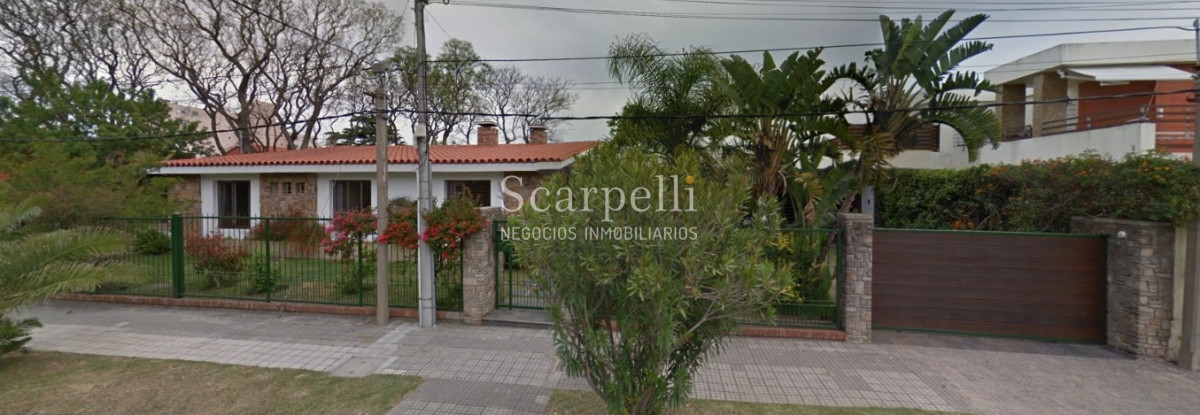 Casa ID.45280 - Punta Gorda Excelente Arquitectura con sello propio a mts. de la Rambla y muy próximo al Centro Comercial en apacible entorno