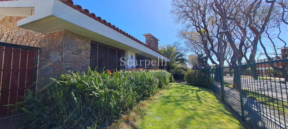 Casa ID.45280 - Punta Gorda Excelente Arquitectura con sello propio a mts. de la Rambla y muy próximo al Centro Comercial en apacible entorno