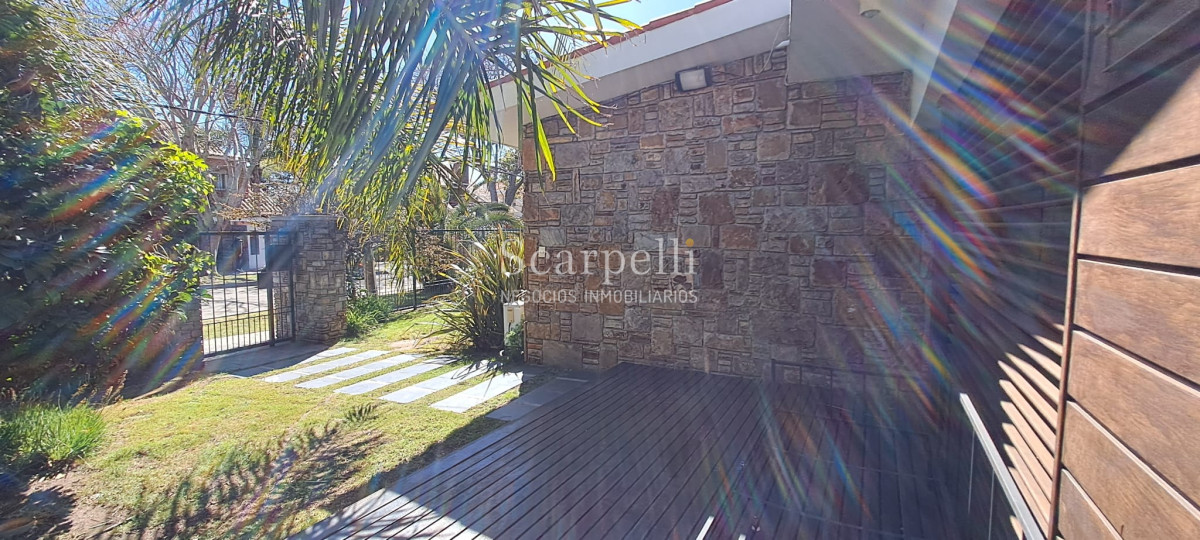 Casa ID.45280 - Punta Gorda Excelente Arquitectura con sello propio a mts. de la Rambla y muy próximo al Centro Comercial en apacible entorno