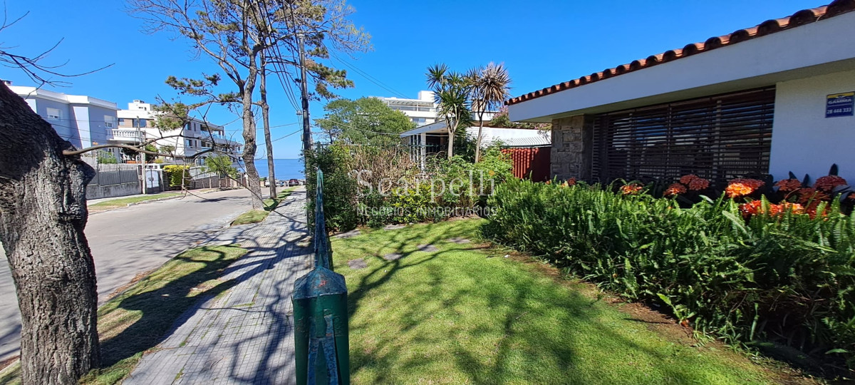 Casa ID.45280 - Punta Gorda Excelente Arquitectura con sello propio a mts. de la Rambla y muy próximo al Centro Comercial en apacible entorno