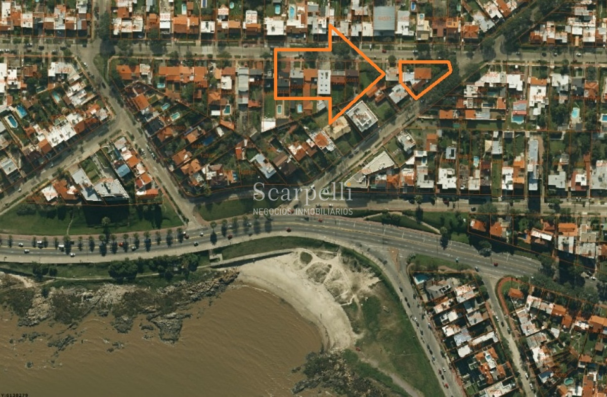 Casa ID.45280 - Punta Gorda Excelente Arquitectura con sello propio a mts. de la Rambla y muy próximo al Centro Comercial en apacible entorno