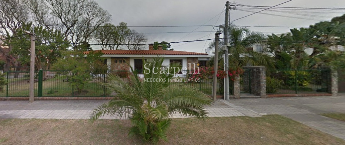 Casa ID.45280 - Punta Gorda Excelente Arquitectura con sello propio a mts. de la Rambla y muy próximo al Centro Comercial en apacible entorno